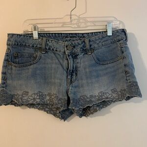 Jean shorts with embroidered trim